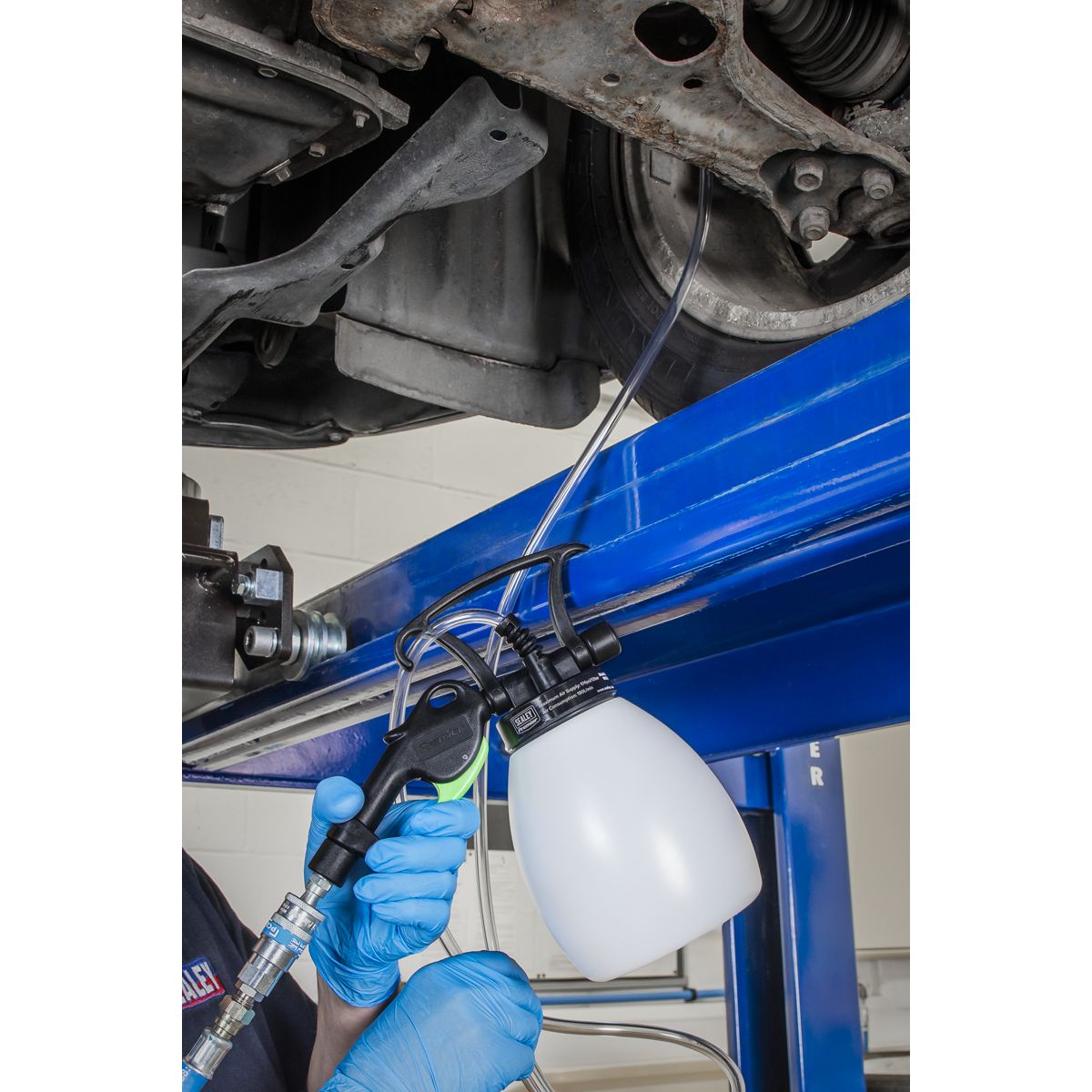 Sealey Premier Pneumatic Vacuum Brake & Clutch Bleeder 1.2L - Image 4