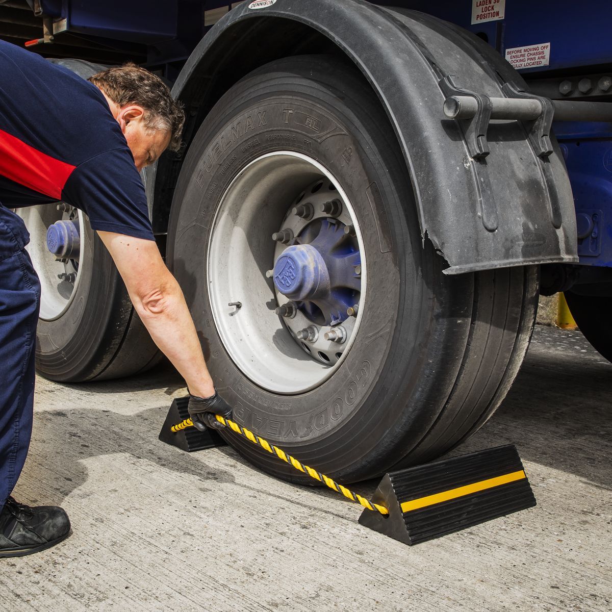 Sealey Heavy-Duty Rubber Wheel Chocks - Pair - Image 4