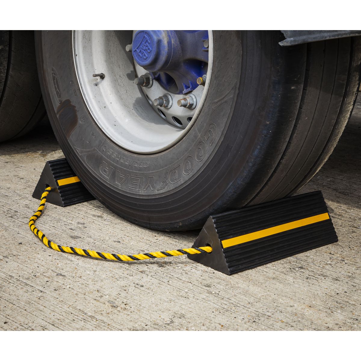 Sealey Heavy-Duty Rubber Wheel Chocks - Pair - Image 5