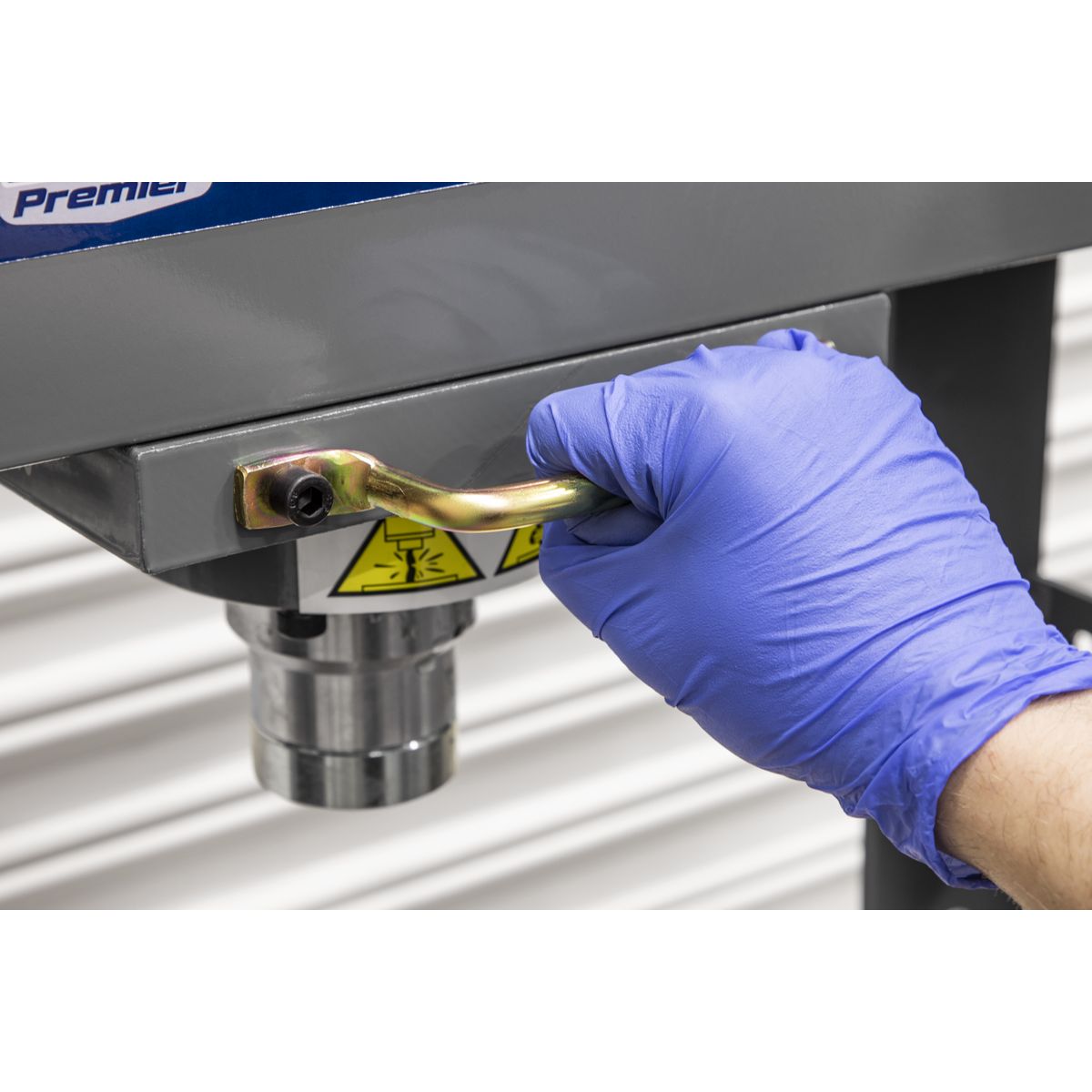 Sealey Premier Air/Hydraulic Floor Type Press with Foot Pedal 30 Tonne - Image 3