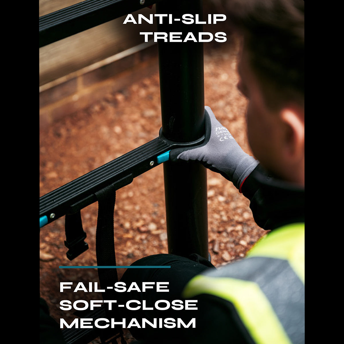 KAMTEC 2.9m Black Telescopic Ladder KTL40001