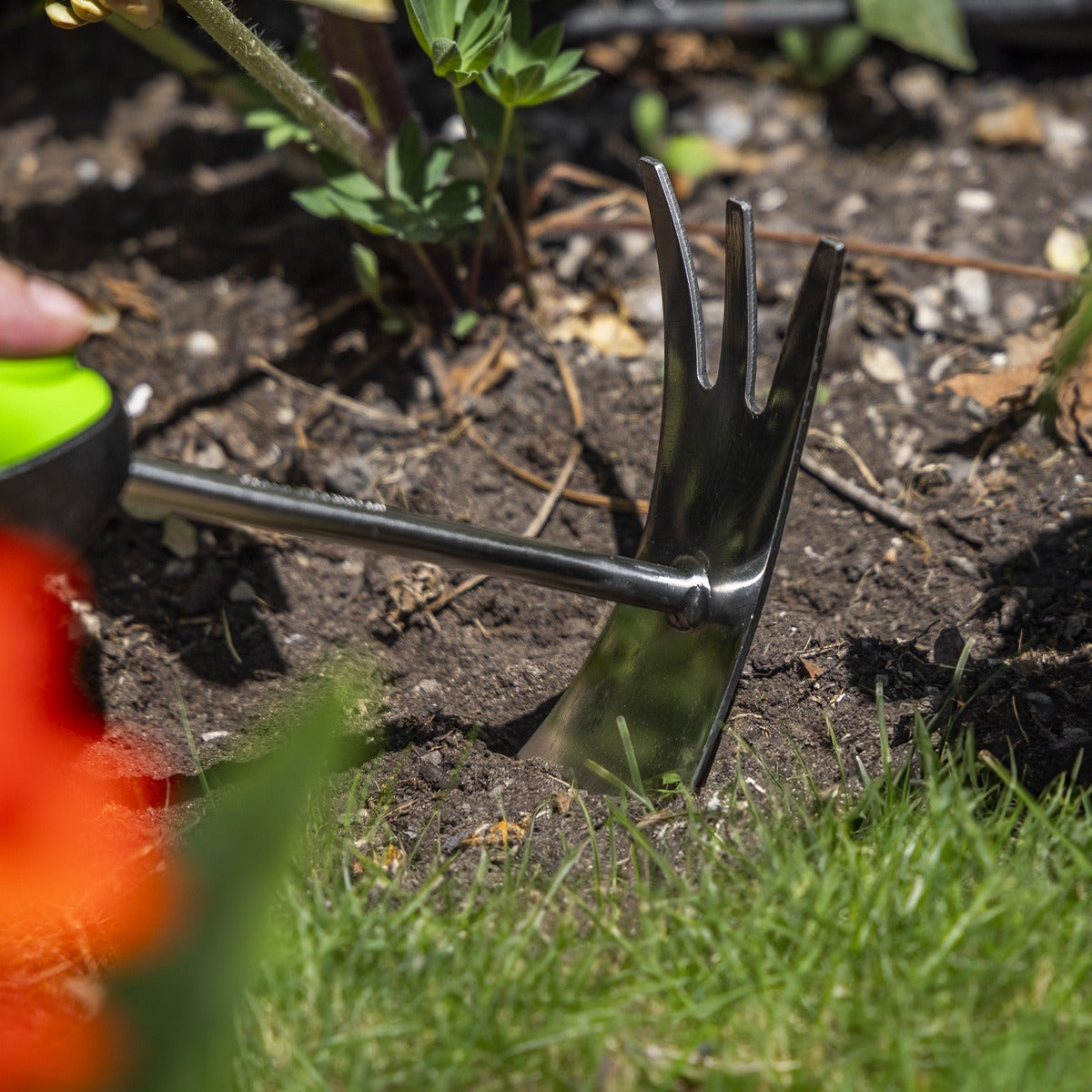 Sealey 2-In-1 Garden Hand Tool with Soft Grip Handle & Stainless Steel Tines/Blade GTSG022