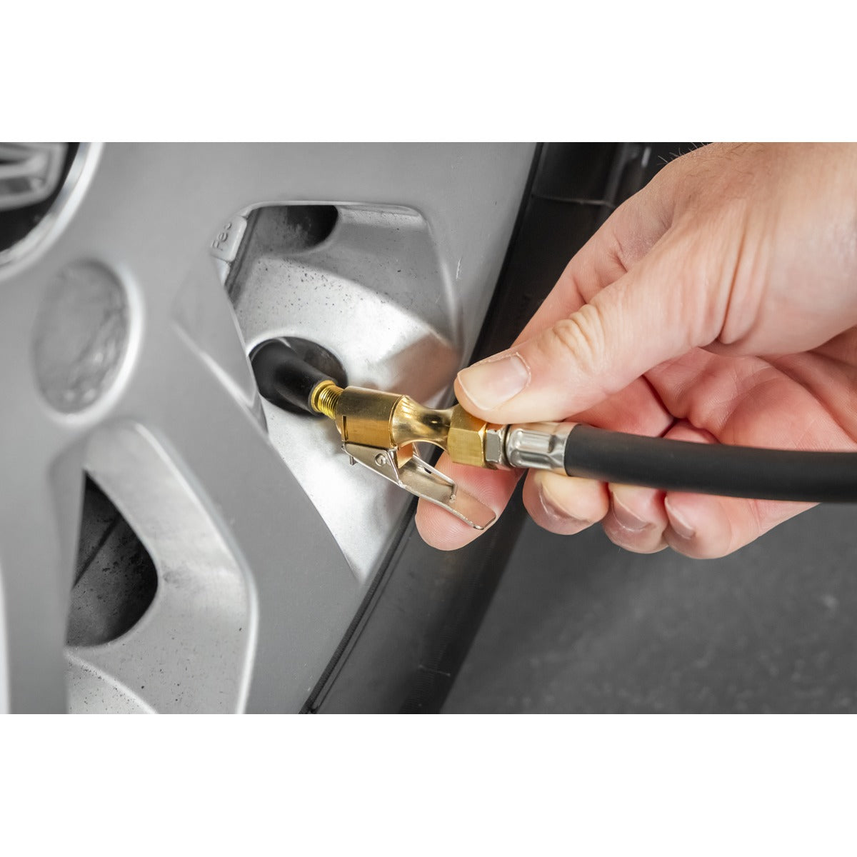 Sealey Digital Pistol Grip Tyre Inflator with Clip-On Connector SA332D