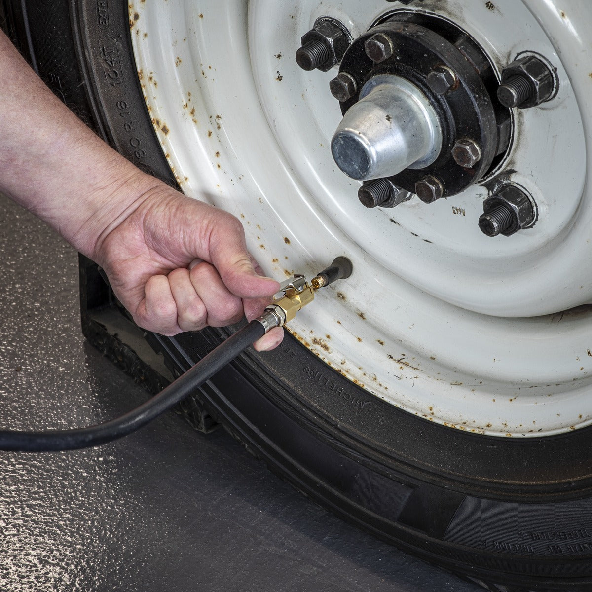 Sealey Tyre Inflator with Pressure Gauge and Clip-On Connector SA9302