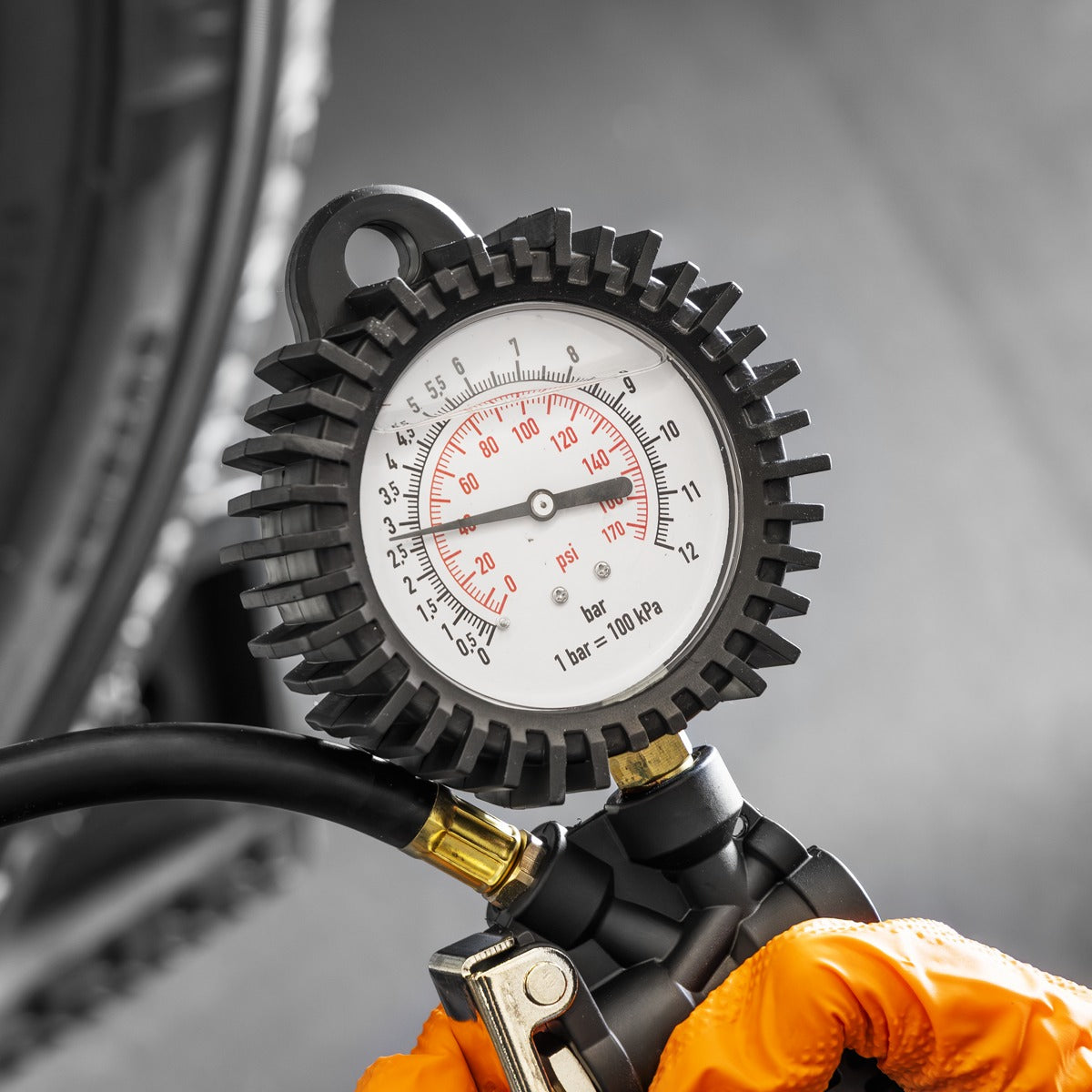 Sealey Tyre Inflator with Clip-On Connector SA9304