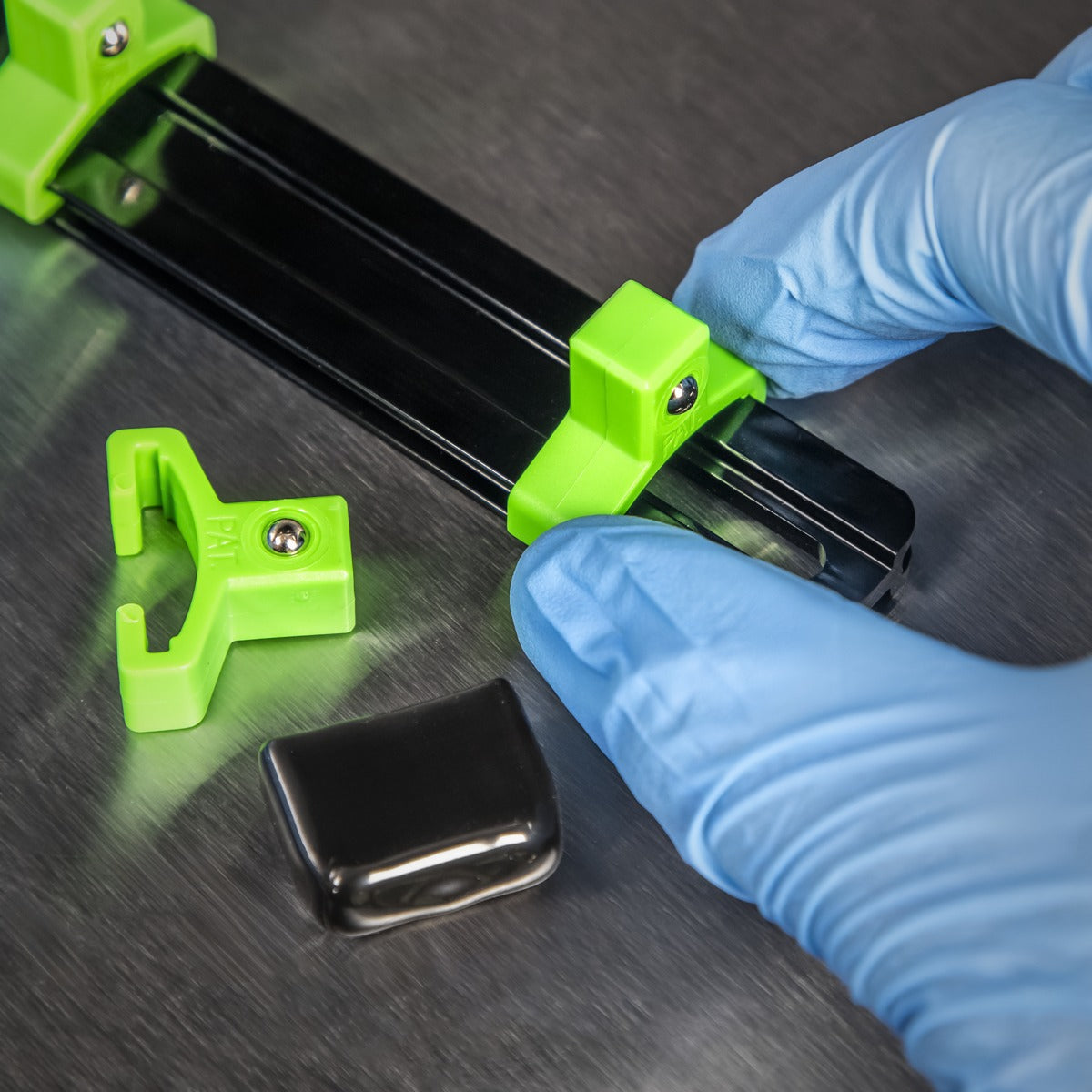 Premier Socket Retaining Rail with 16 Clips 3/8"Sq Drive - Hi-Vis Green AK27053HV