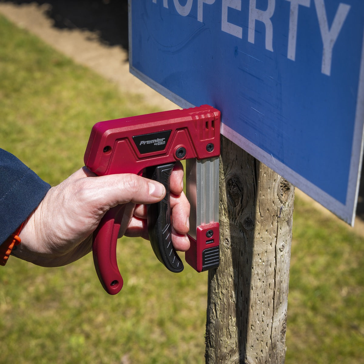Premier Heavy-Duty Staple & Brad Nail Gun AK7067