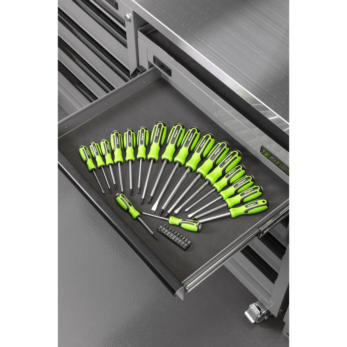 Siegen Hammer-Thru Screwdriver, Bit Driver & Bit Set with Tool Tray 28pc S01281