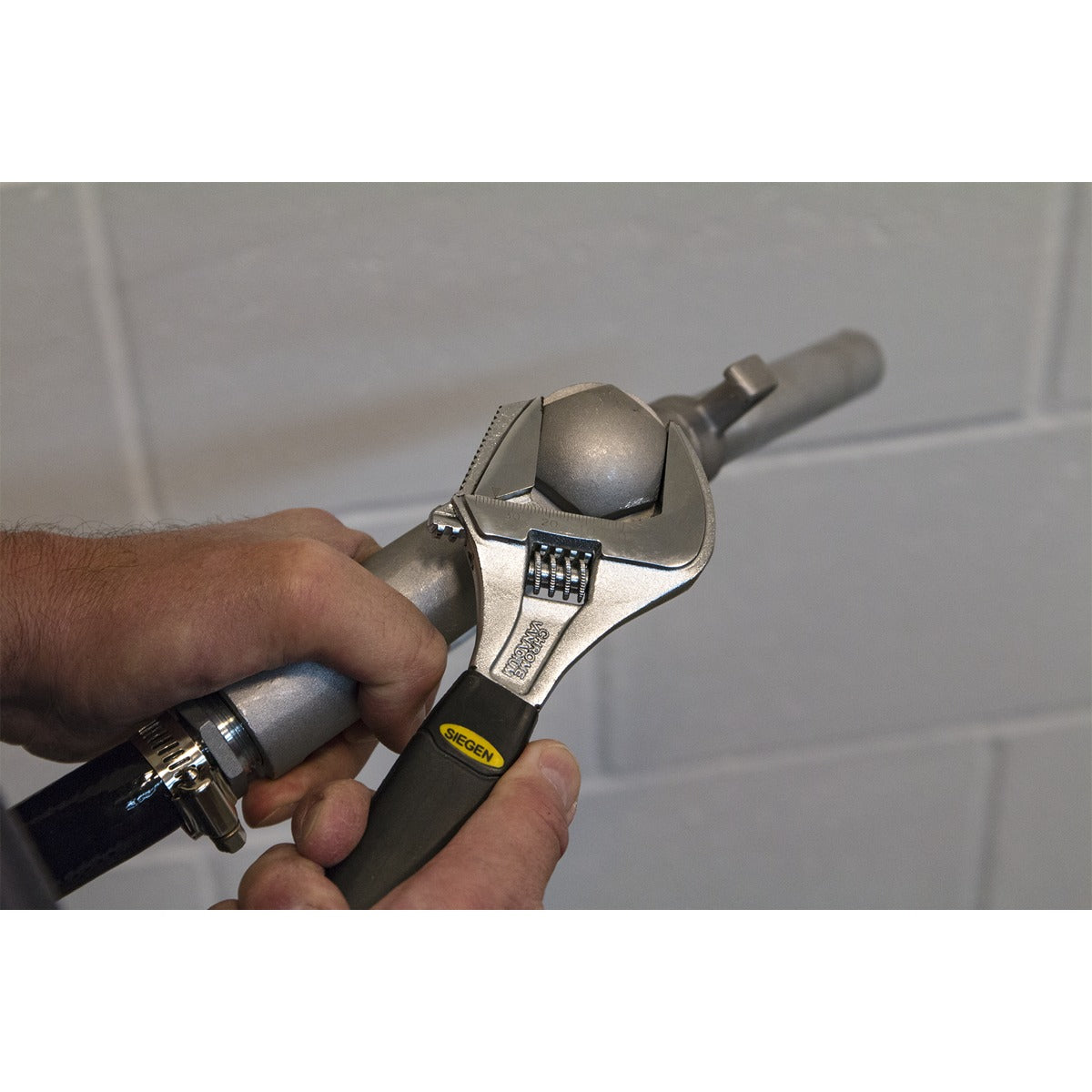 Siegen Adjustable Wrench with Extra-Wide Jaw Capacity 200mm S0854