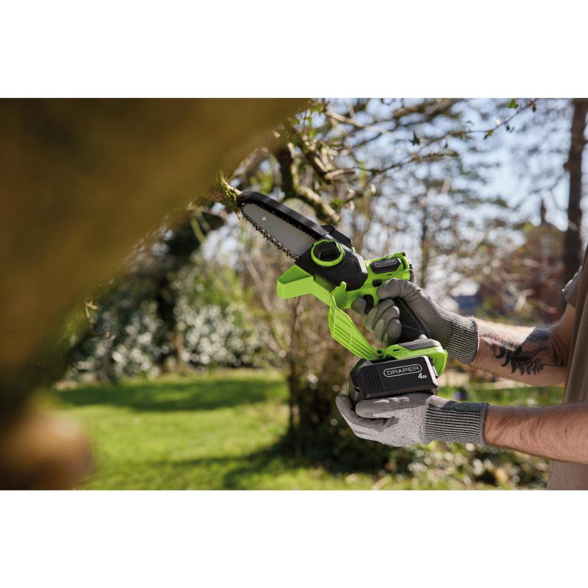 Draper 18V Brushless Mini Pruner Saw, 1 x 4.0Ah Battery, 1 x Charger 31872