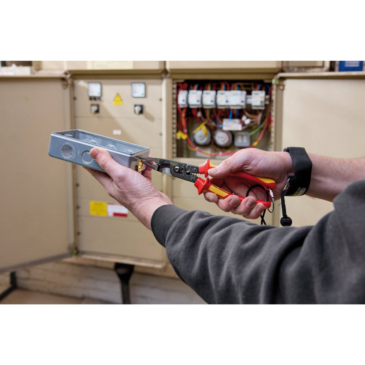 XP1000 VDE Tethered 8-in-1 Electricians Pliers, 215mm 94605