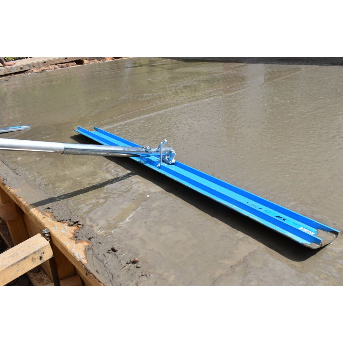 OX Pro 1200mm Aluminium Bullfloat with 1300 - 2400mm Extendable Handle OX-P536924