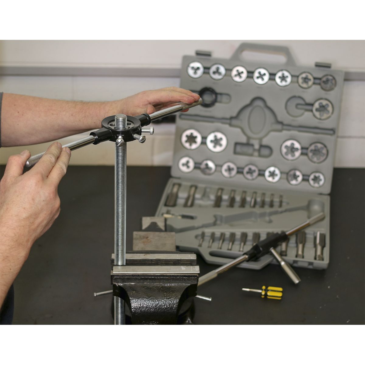 Sealey Tap & Die Set 45pc Split Dies Metric - Image 2