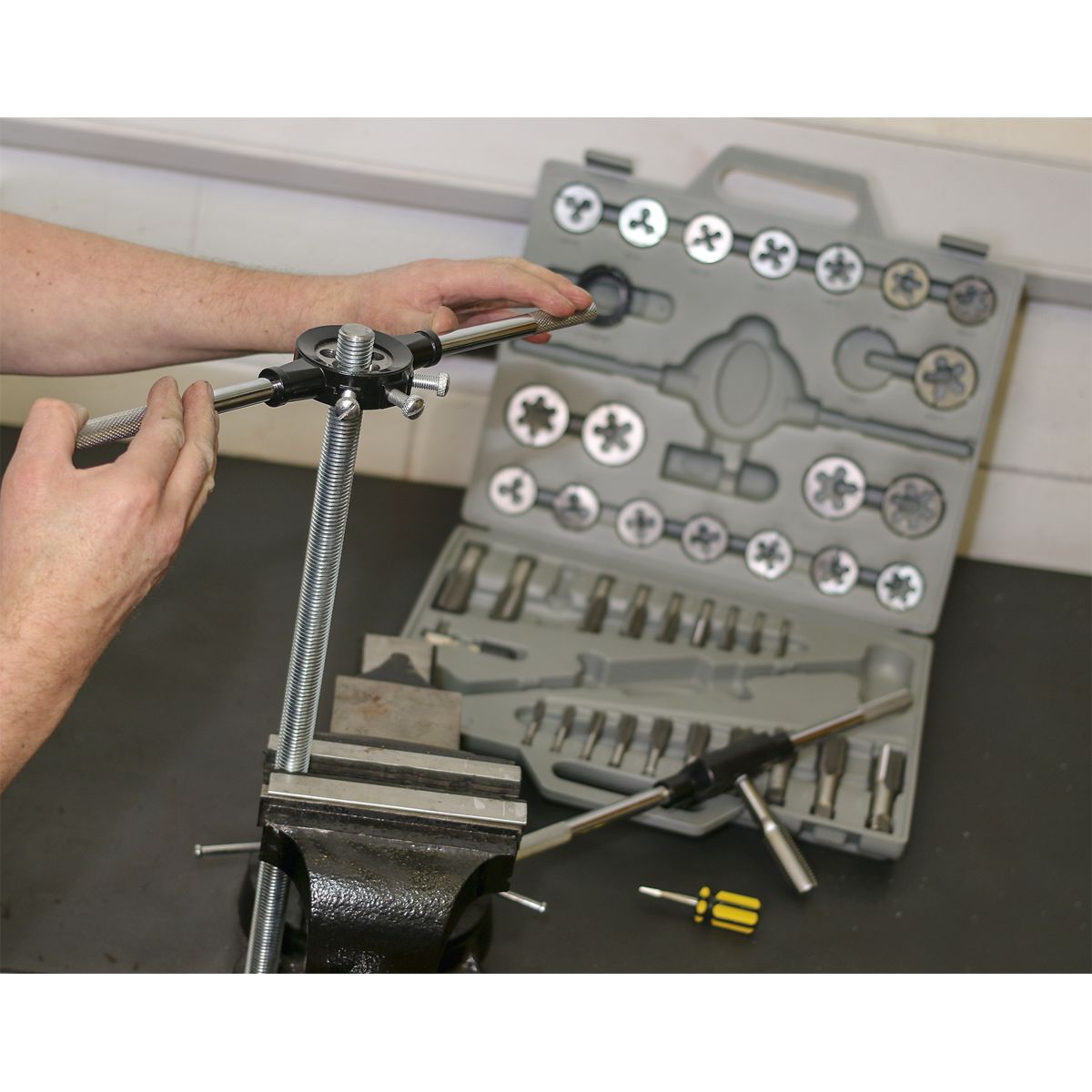 Sealey Tap & Die Set 45pc Split Dies Metric - Image 5