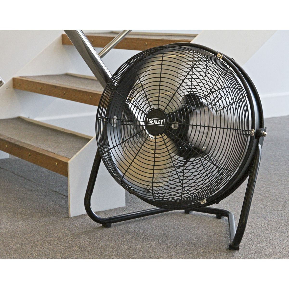 Sealey Industrial High Velocity Floor Fan with Internal Oscillation 18" - Image 2