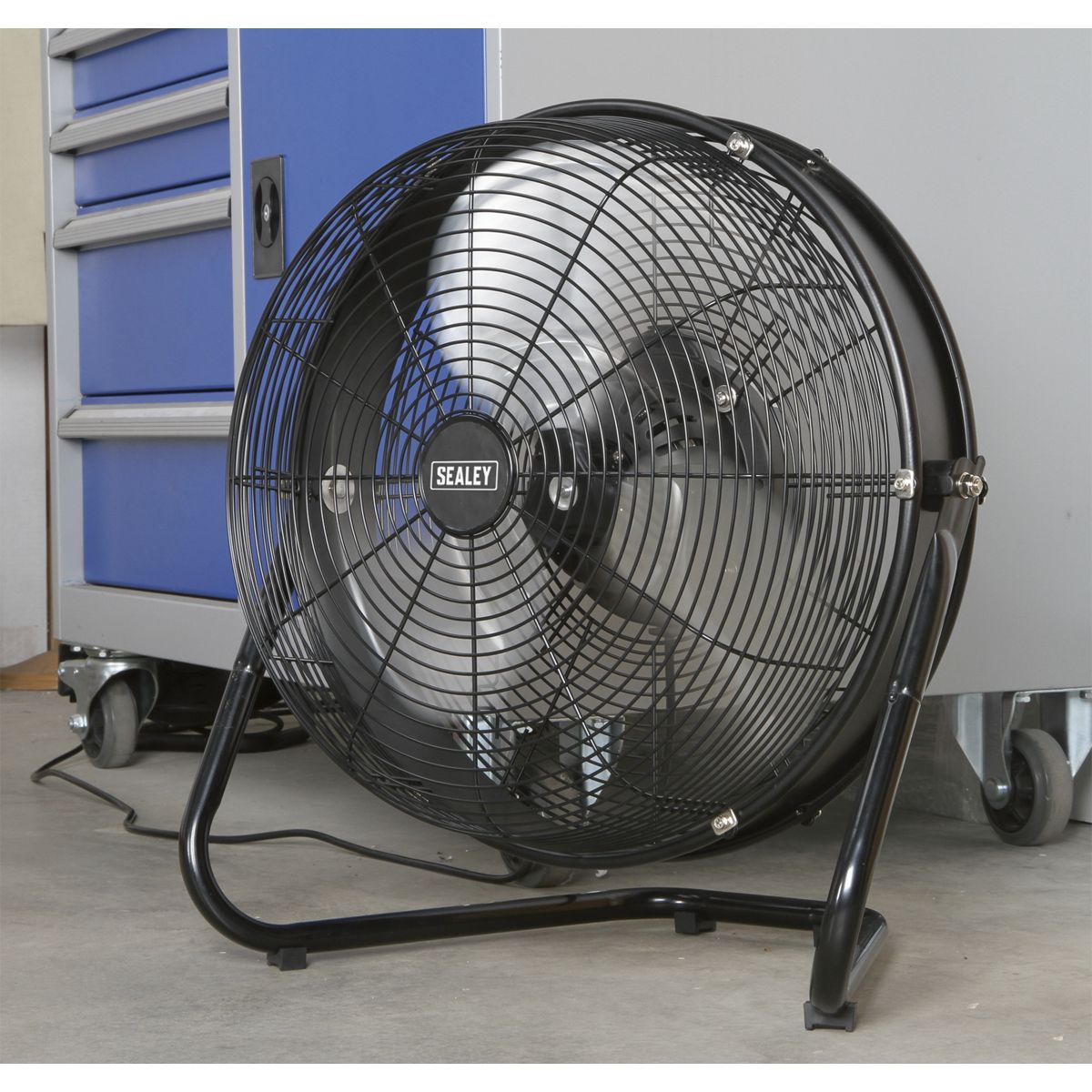 Sealey Industrial High Velocity Floor Fan with Internal Oscillation 18" - Image 3