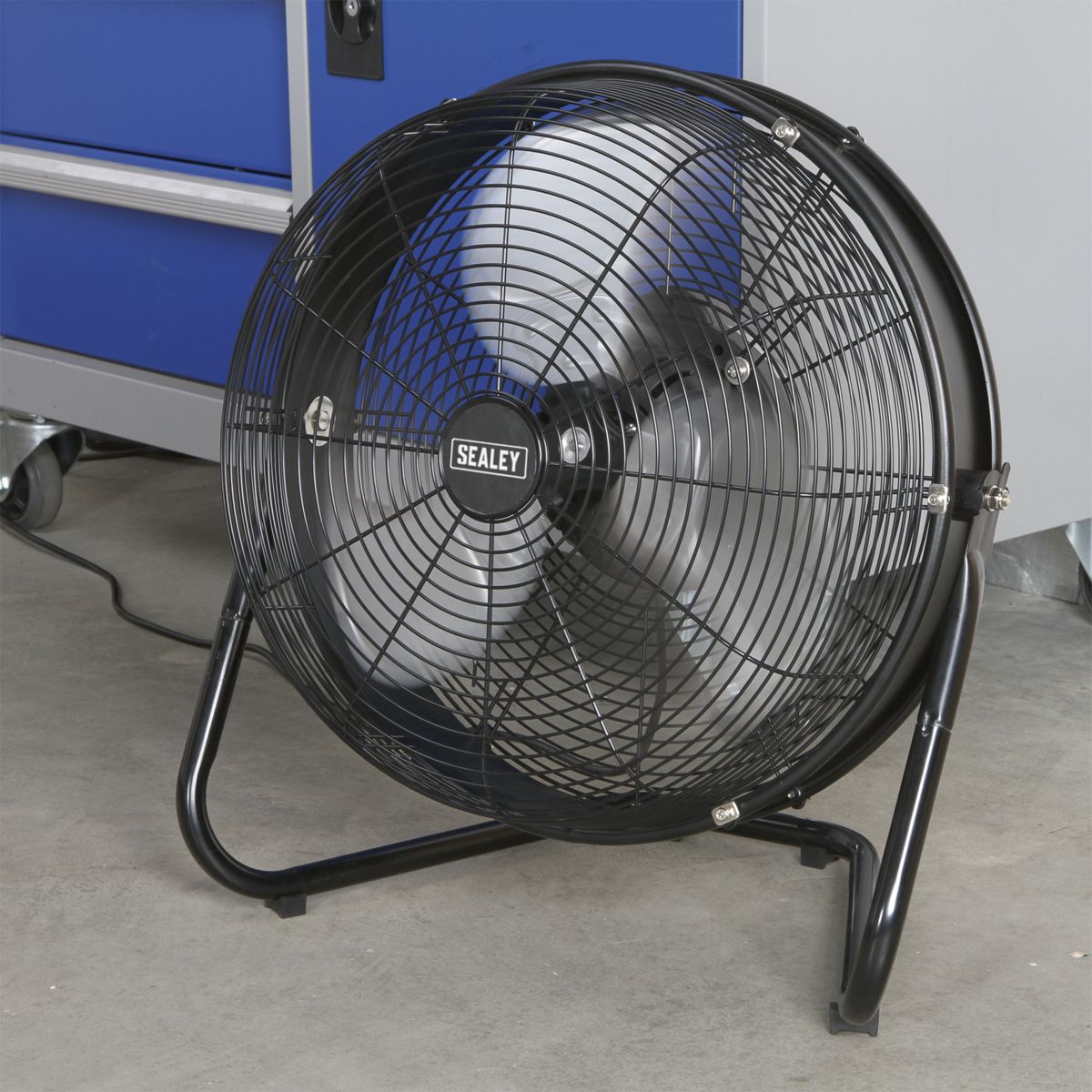 Sealey Industrial High Velocity Floor Fan with Internal Oscillation 18" - Image 4