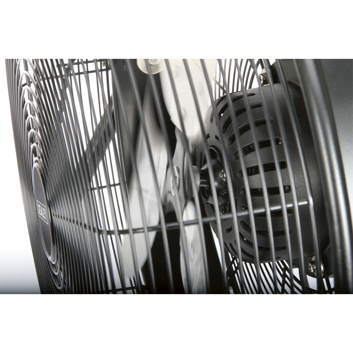 Sealey Industrial High Velocity Floor Fan with Internal Oscillation 18" - Image 5