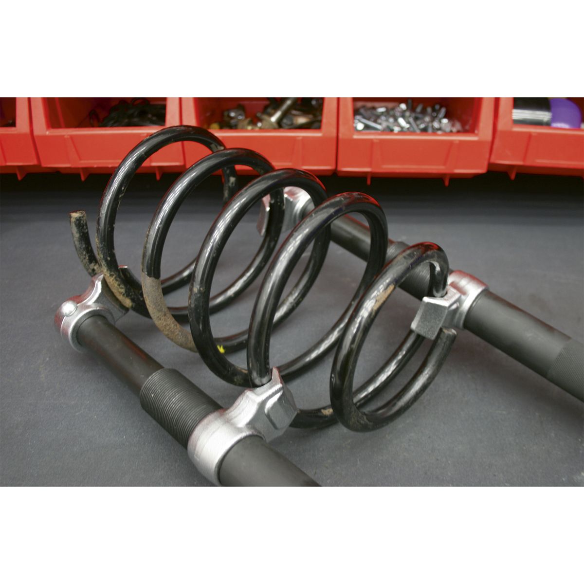 Sealey Heavy-Duty Coil Spring Compressor Set 2500kg/Pair 2pc - Image 2