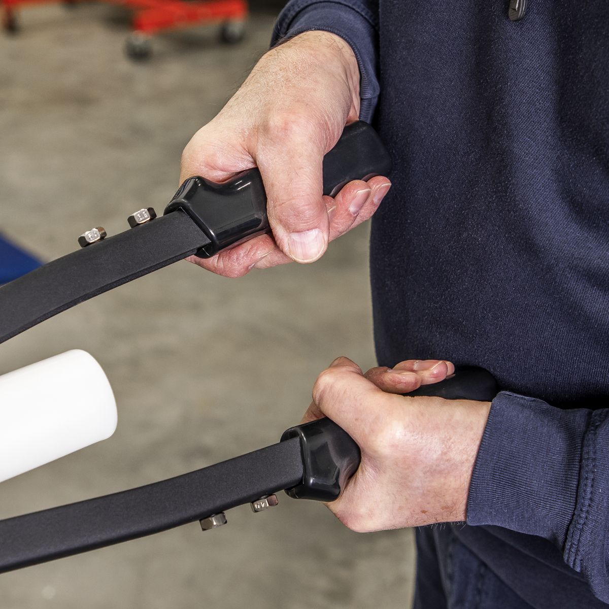Sealey Heavy-Duty Long-Arm Riveter with Collection Bowl - Image 4