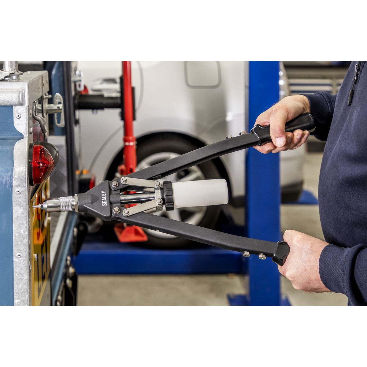 Sealey Heavy-Duty Long-Arm Riveter with Collection Bowl - Image 5