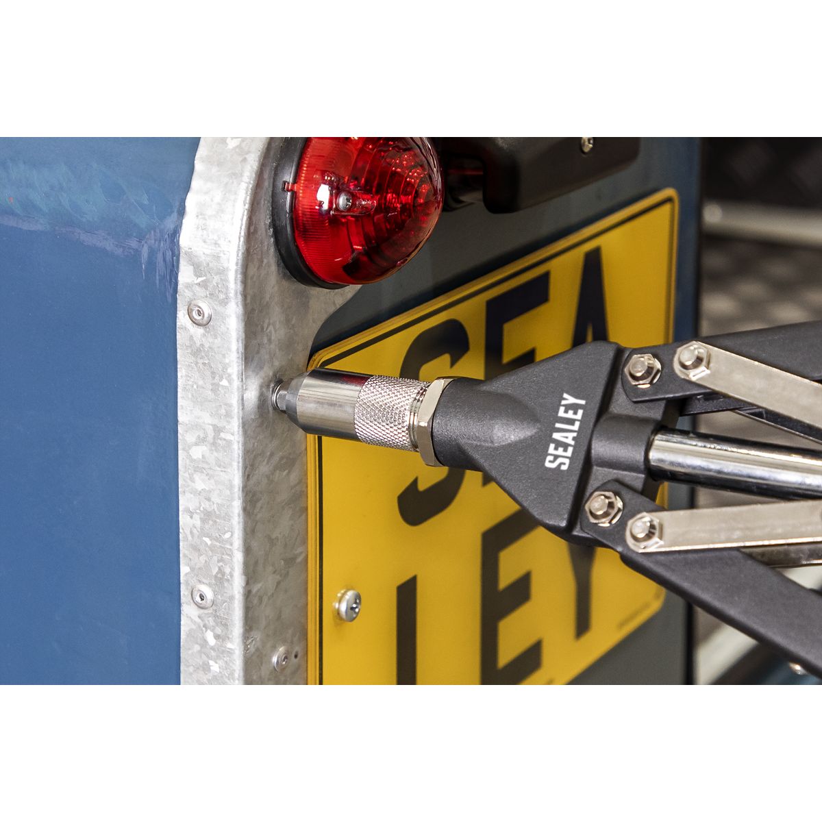 Sealey Heavy-Duty Long-Arm Riveter with Collection Bowl - Image 6