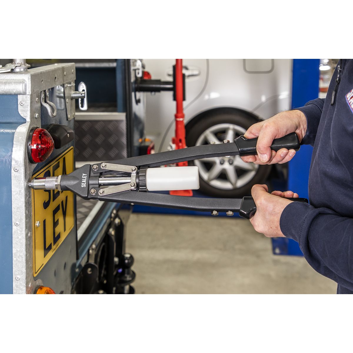 Sealey Heavy-Duty Long-Arm Riveter with Collection Bowl - Image 7
