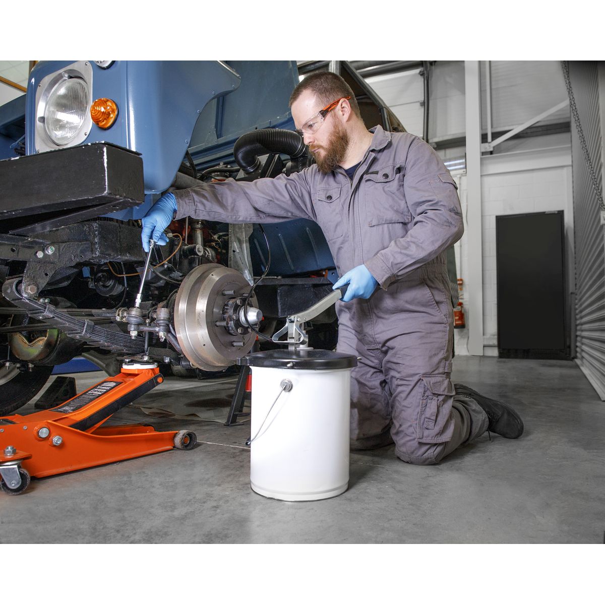 Sealey Extra-Heavy-Duty Grease Pump with Follower Plate 12.5kg - Image 3