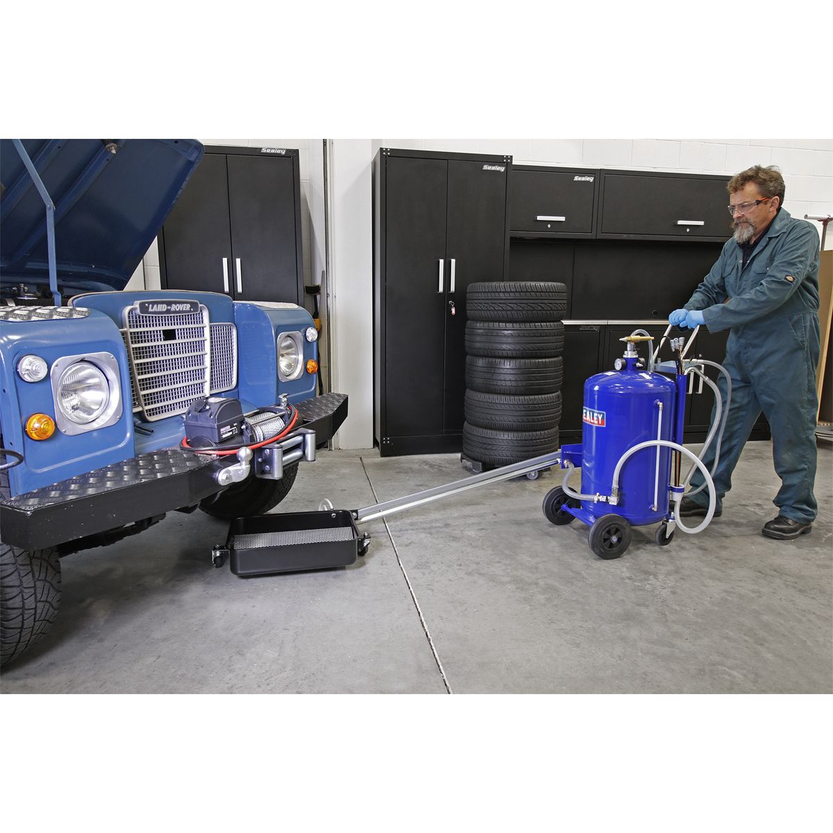 Sealey Cantilever Air Discharge Mobile Oil Drainer with Probes 80L - Image 3