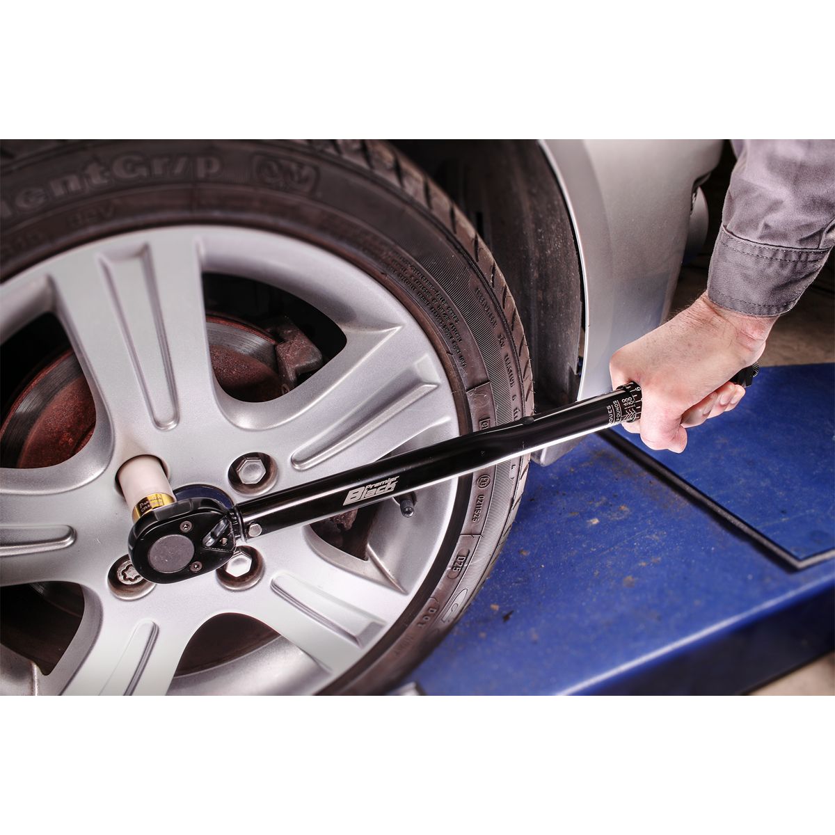 Sealey Premier Black Calibrated Micrometer Torque Wrench 1/2"Sq Drive - Image 2