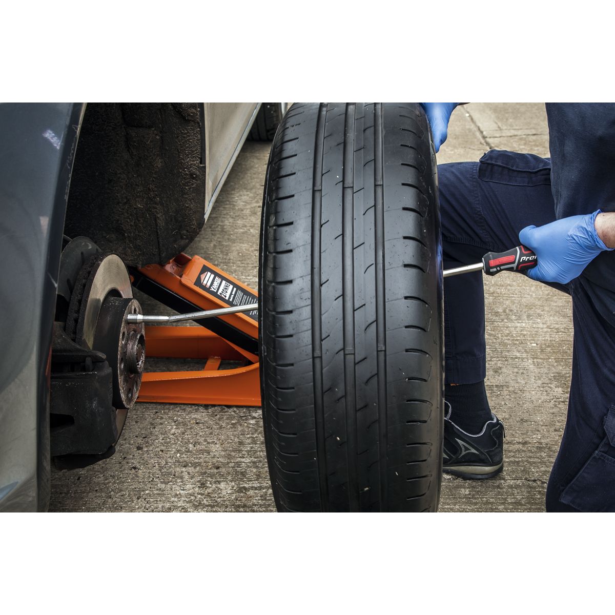 Sealey Premier WheelEazy Wheel Fitting & Alignment Tool - Image 3