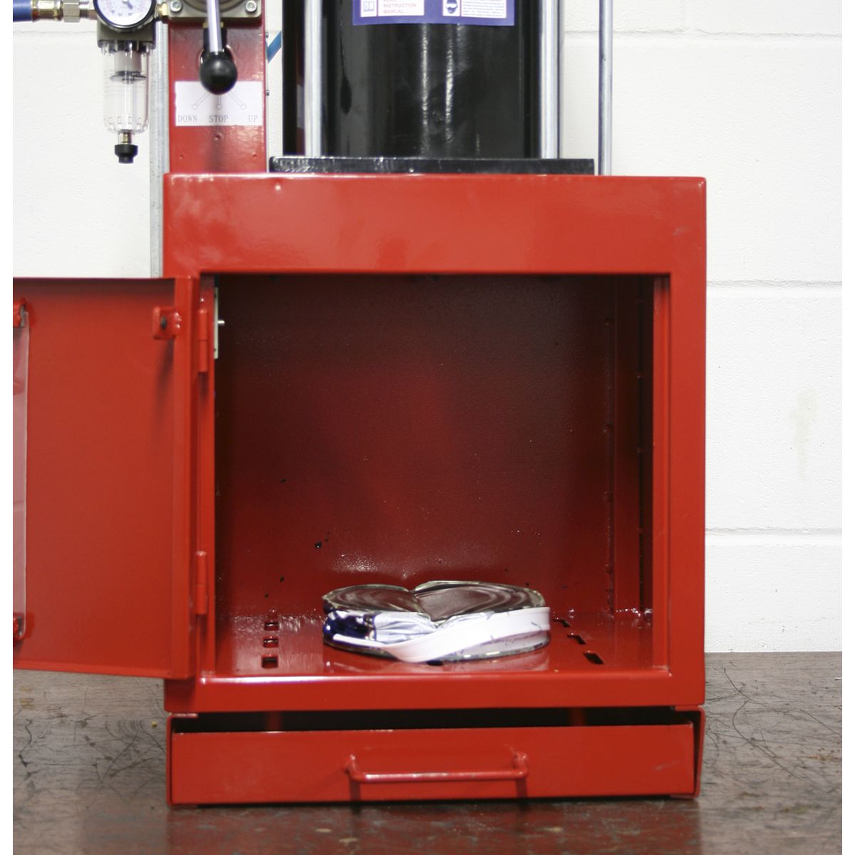 Sealey Pneumatic Paint Can Crusher 2.2 Tonne - Image 7