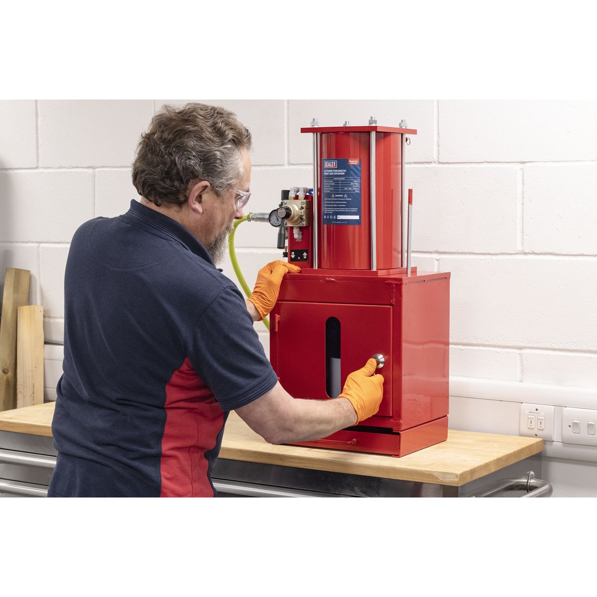 Sealey Pneumatic Paint Can Crusher 2.2 Tonne - Image 9