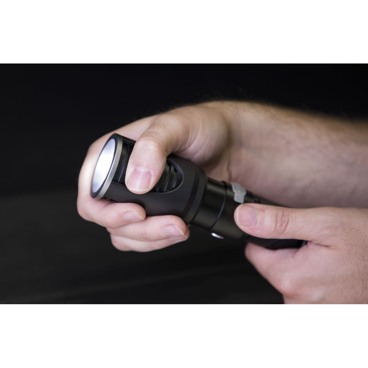 Sealey Rechargeable Aluminium Torch with Adjustable Focus 20W SMD LED - Image 2