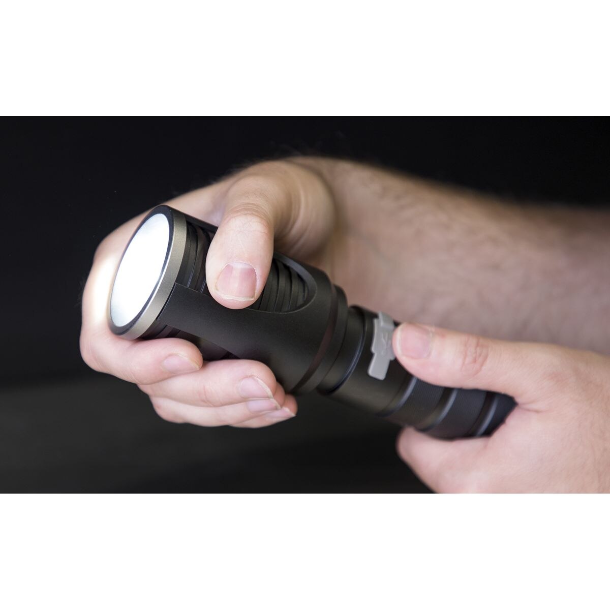 Sealey Rechargeable Aluminium Torch with Adjustable Focus 60W SMD LED - Image 7