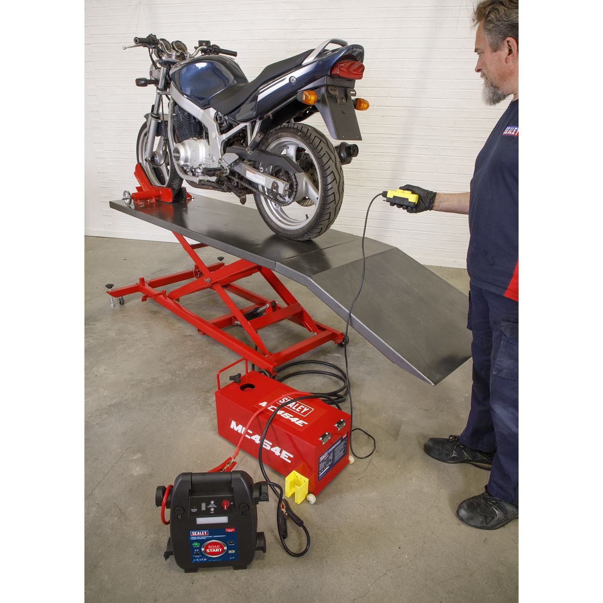 Sealey 12V Electro/Hydraulic Motorcycle Lift 450kg Capacity - Image 7