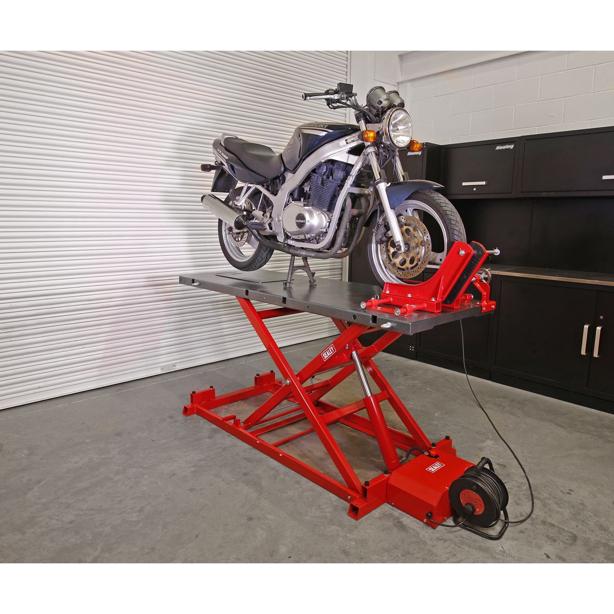 Sealey Heavy-Duty Electro/Hydraulic Motorcycle Lift 680kg Capacity - Image 4
