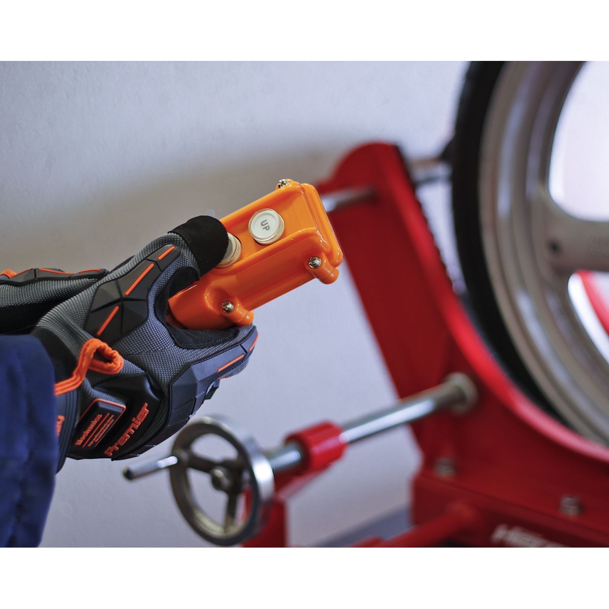Sealey Heavy-Duty Electro/Hydraulic Motorcycle Lift 680kg Capacity - Image 5