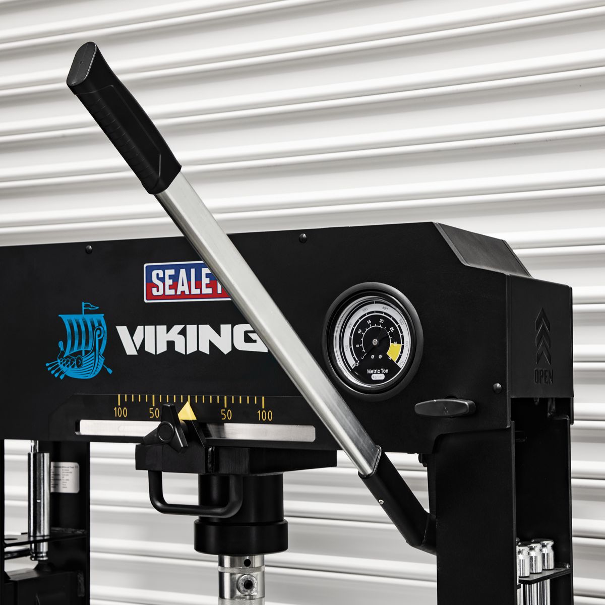 Sealey Viking Floor Type Air/Hydraulic Press with Sliding Ram & Foot Pedal 30 Tonne - Image 5
