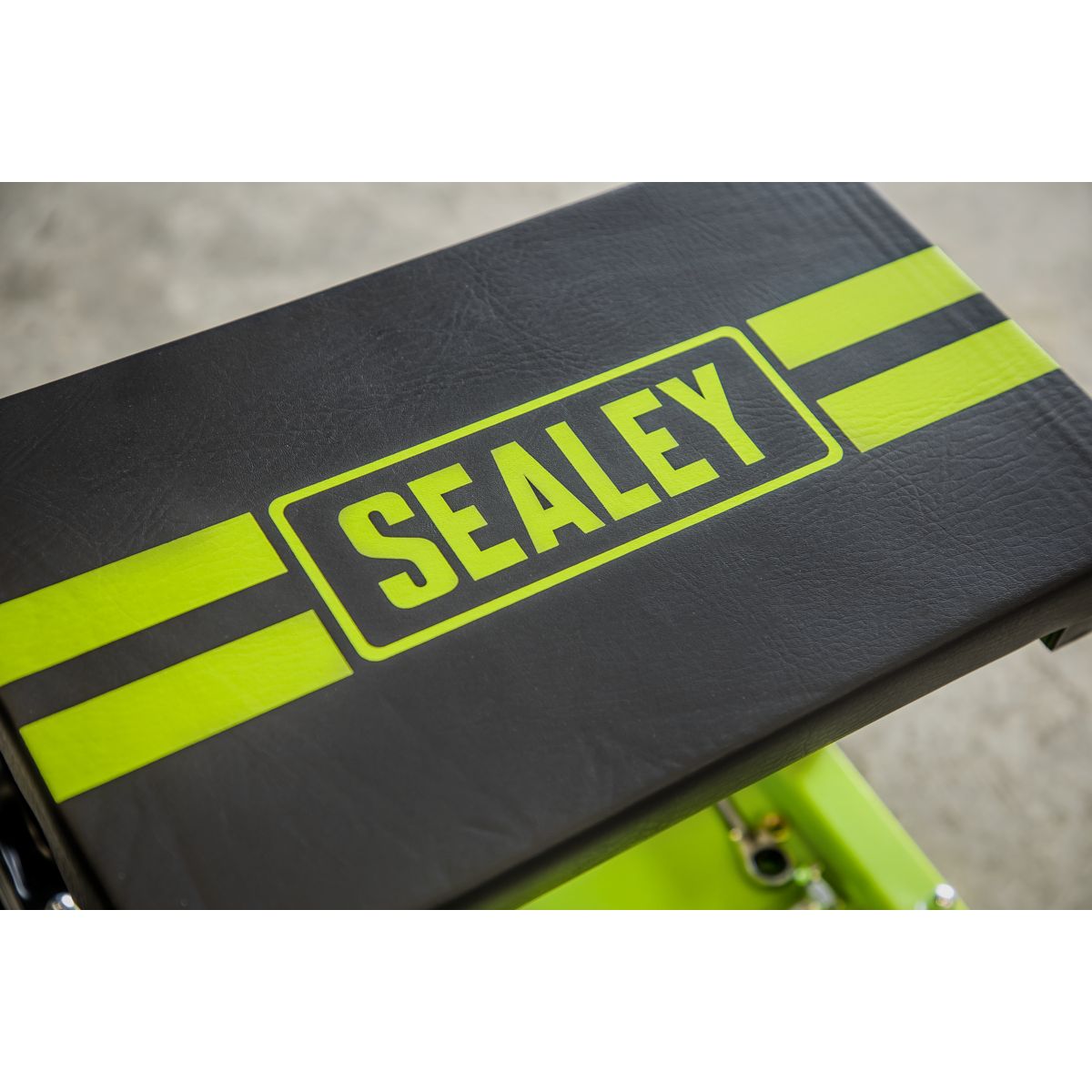 Sealey Mechanic's Deluxe Utility Seat - Green - Image 3