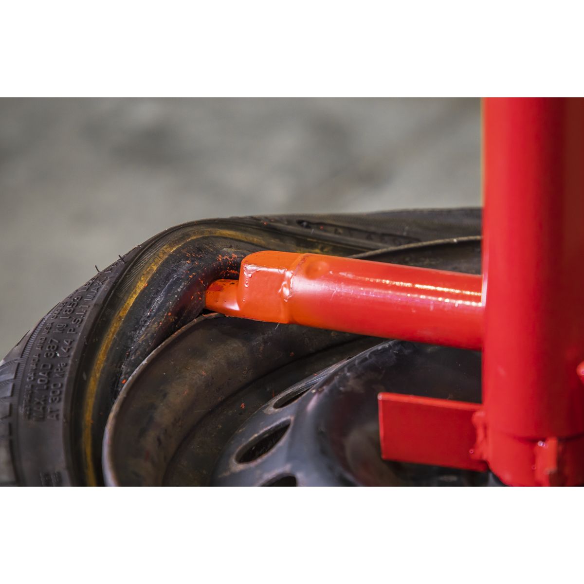 Sealey Manual Operation Tyre Changer - Image 4