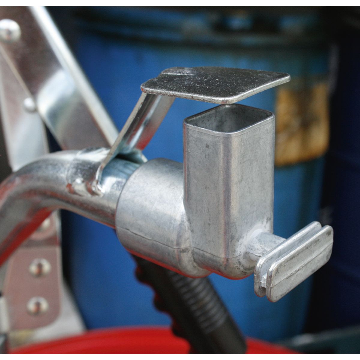 Sealey Heavy-Duty Lever Pump with Swivel Handle - Image 2