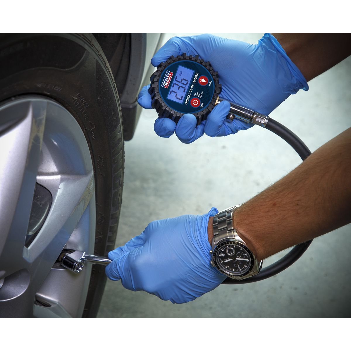 Sealey Digital Tyre Pressure Gauge with Twin Push-On Connector - Image 2