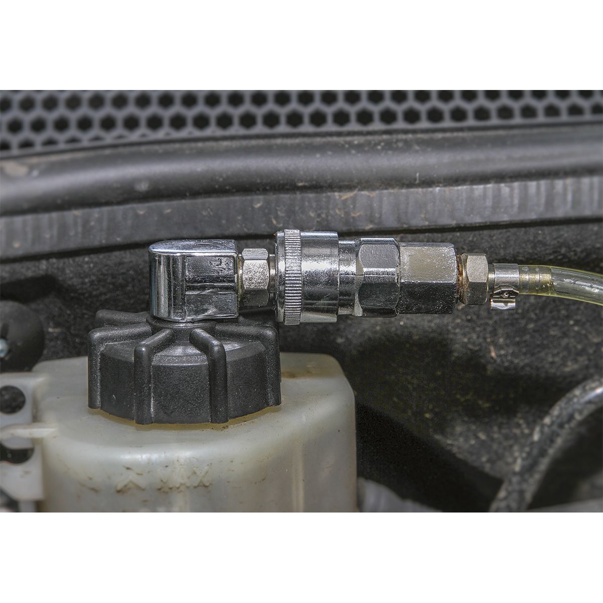 Sealey Pneumatic Brake & Clutch Bleeder 1.5L - Image 5