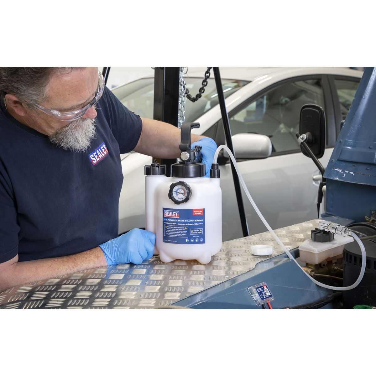 Sealey Pneumatic Brake & Clutch Bleeder 2.5L - Image 3