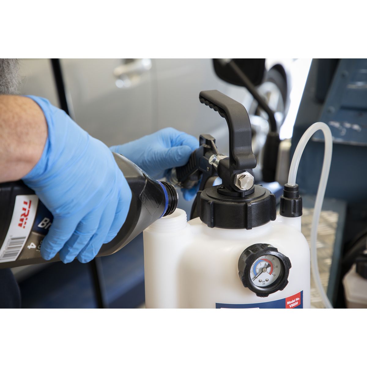 Sealey Pneumatic Brake & Clutch Bleeder 2.5L - Image 4