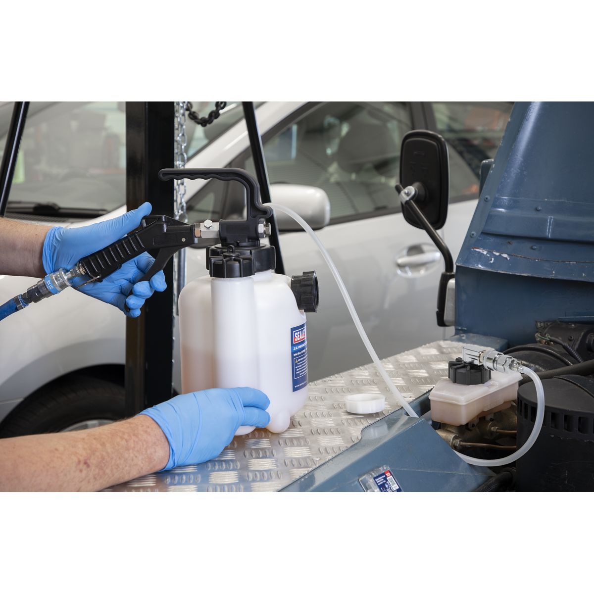 Sealey Pneumatic Brake & Clutch Bleeder 2.5L - Image 7