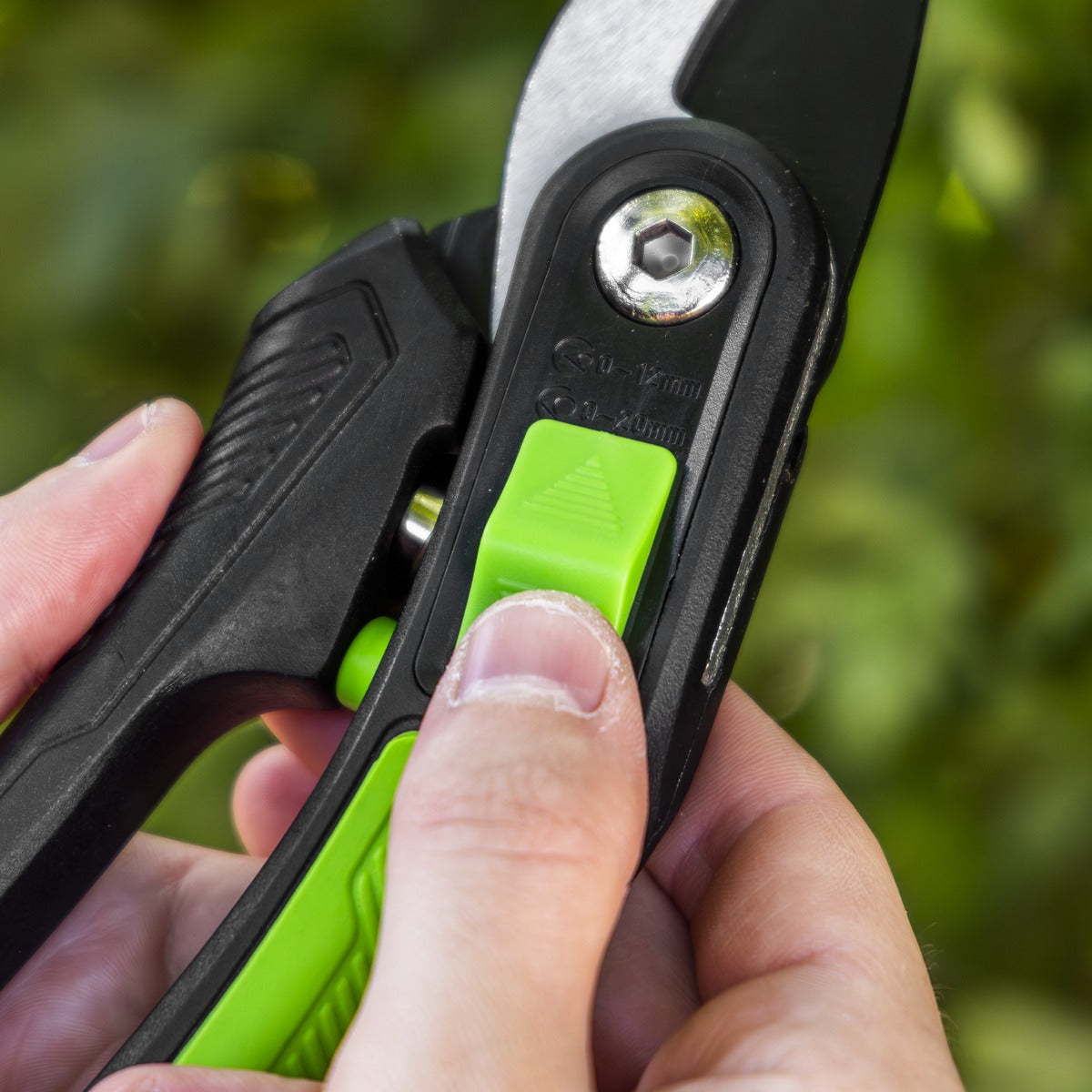 Sealey Bypass Secateurs with Soft Grip Handle, 3-Stage Safety Lock & Carbon Steel Blade, 220mm GTSG004