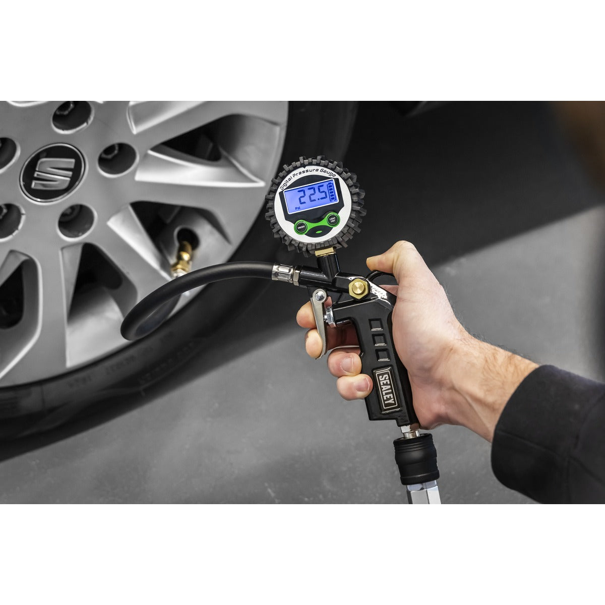 Sealey Digital Pistol Grip Tyre Inflator with Clip-On Connector SA332D