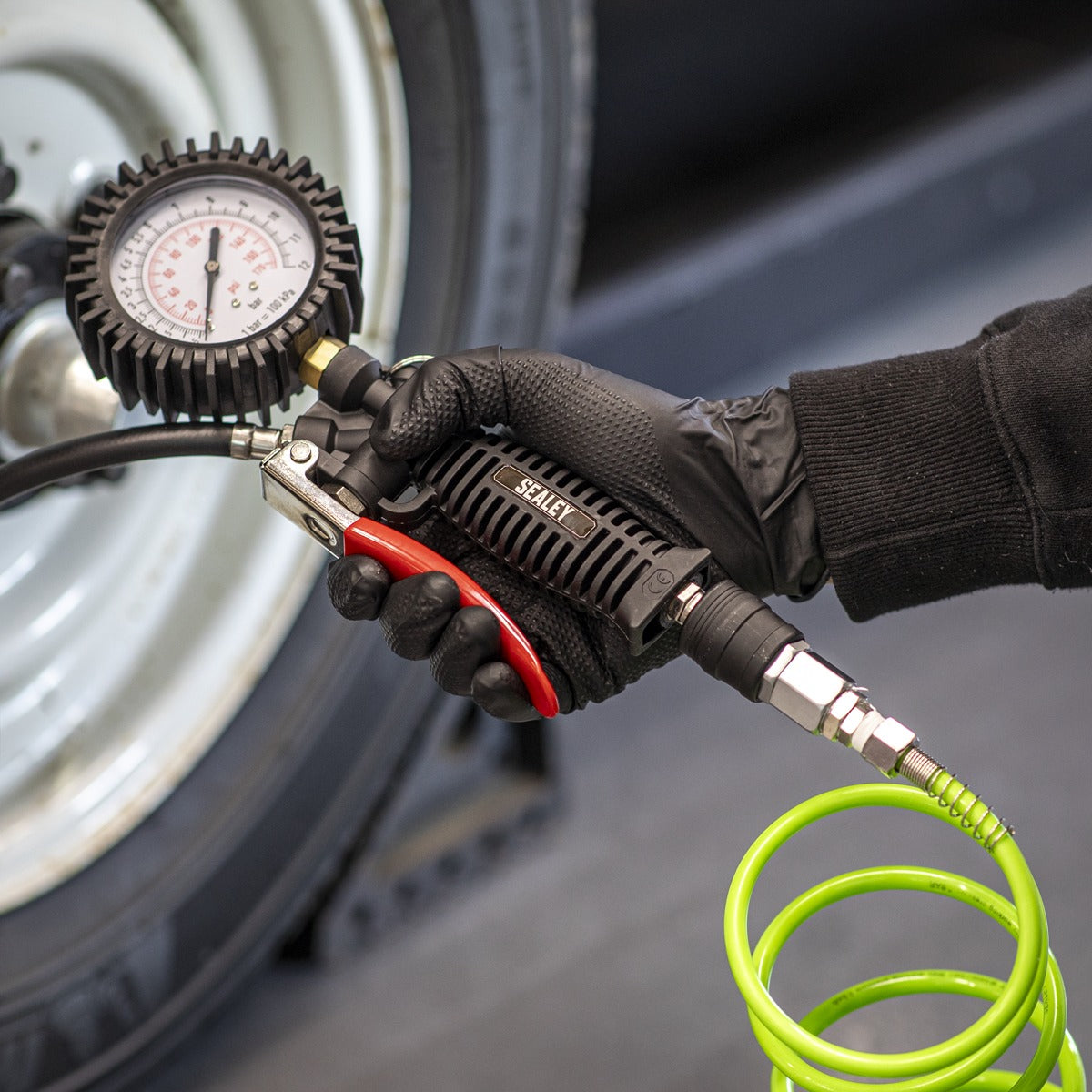 Sealey Tyre Inflator with Pressure Gauge and Clip-On Connector SA9302